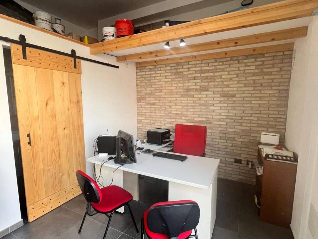 locale commerciale in vendita ad Assemini