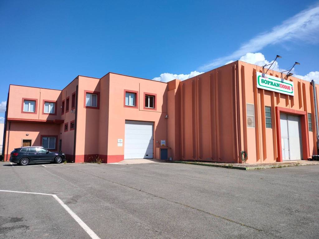 locale commerciale in vendita ad Assemini in zona Truncu Is Follas