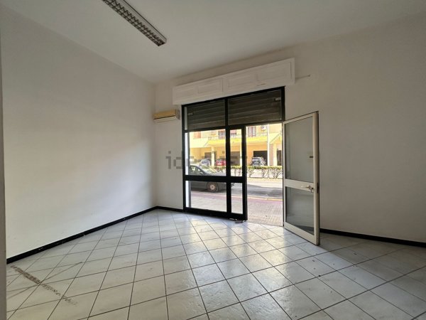 locale commerciale in vendita ad Assemini in zona Sant'Andrea