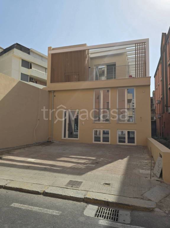 negozio in vendita a Cagliari in zona Bonaria