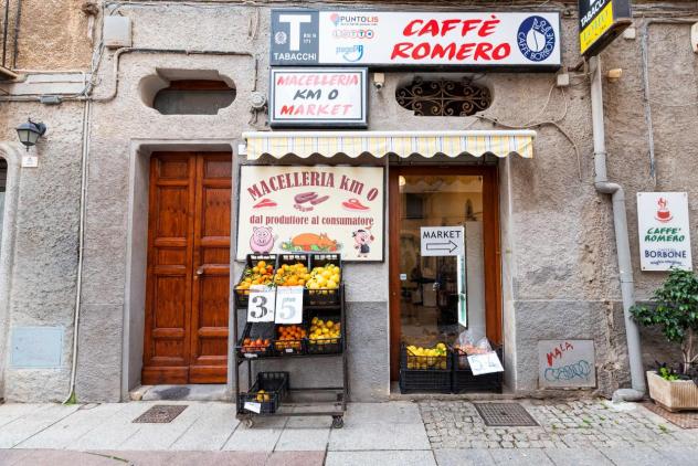 locale commerciale in vendita a Cagliari in zona Villanova