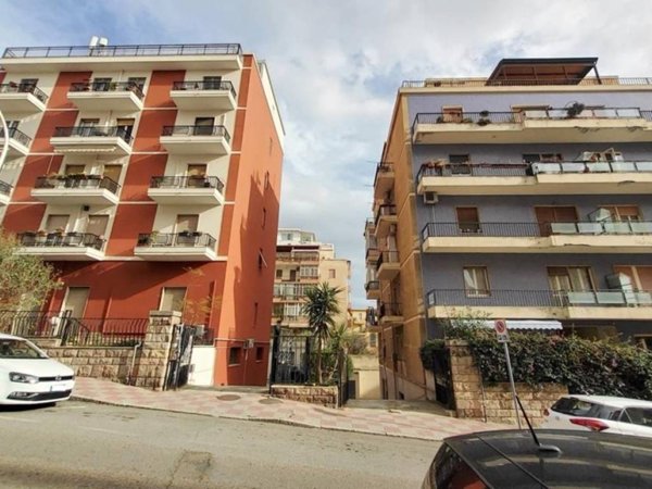 locale commerciale in vendita a Cagliari in zona Monte Urpinu