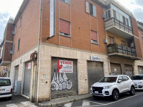 negozio in vendita a Cagliari in zona Pirri