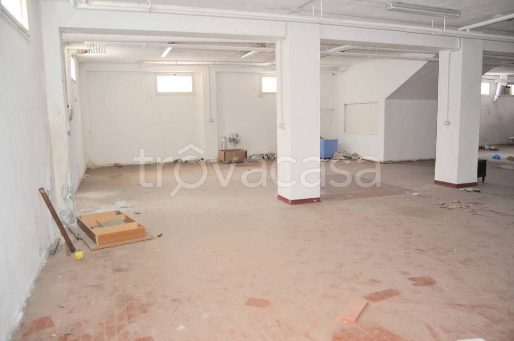 negozio in vendita a Cagliari in zona La Vega