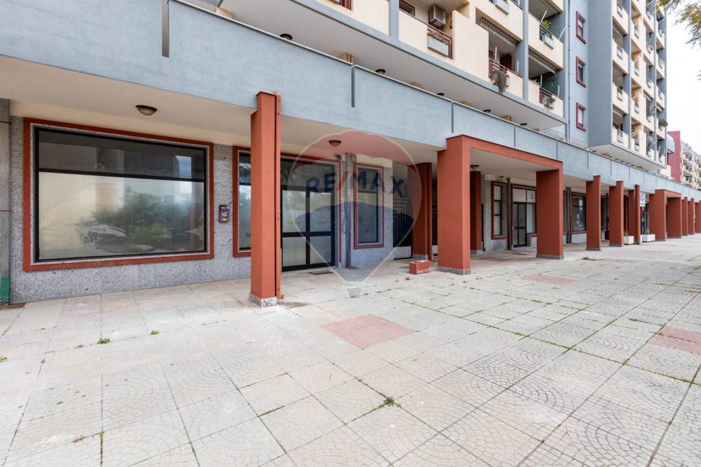 negozio in vendita a Cagliari in zona Sant'Elia