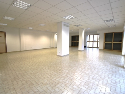 locale commerciale in vendita a Cagliari in zona Tuvixeddu/Tuvumannu