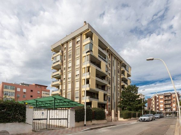 ufficio in vendita a Cagliari in zona Genneruxi
