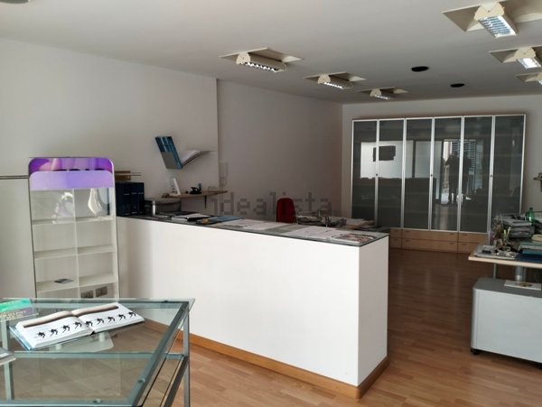 locale commerciale in vendita a Cagliari in zona Fonsarda / zona Giudici