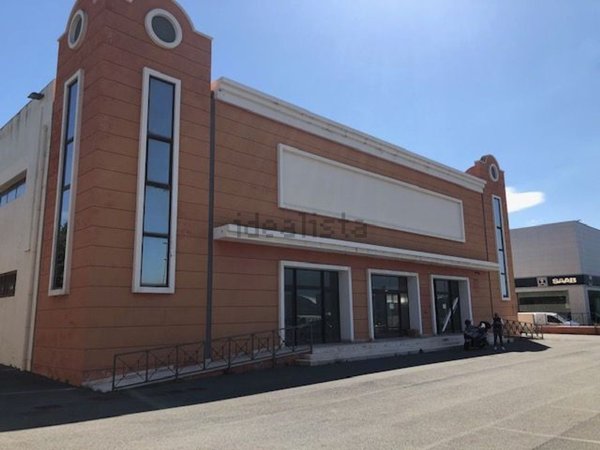locale commerciale in vendita a Cagliari