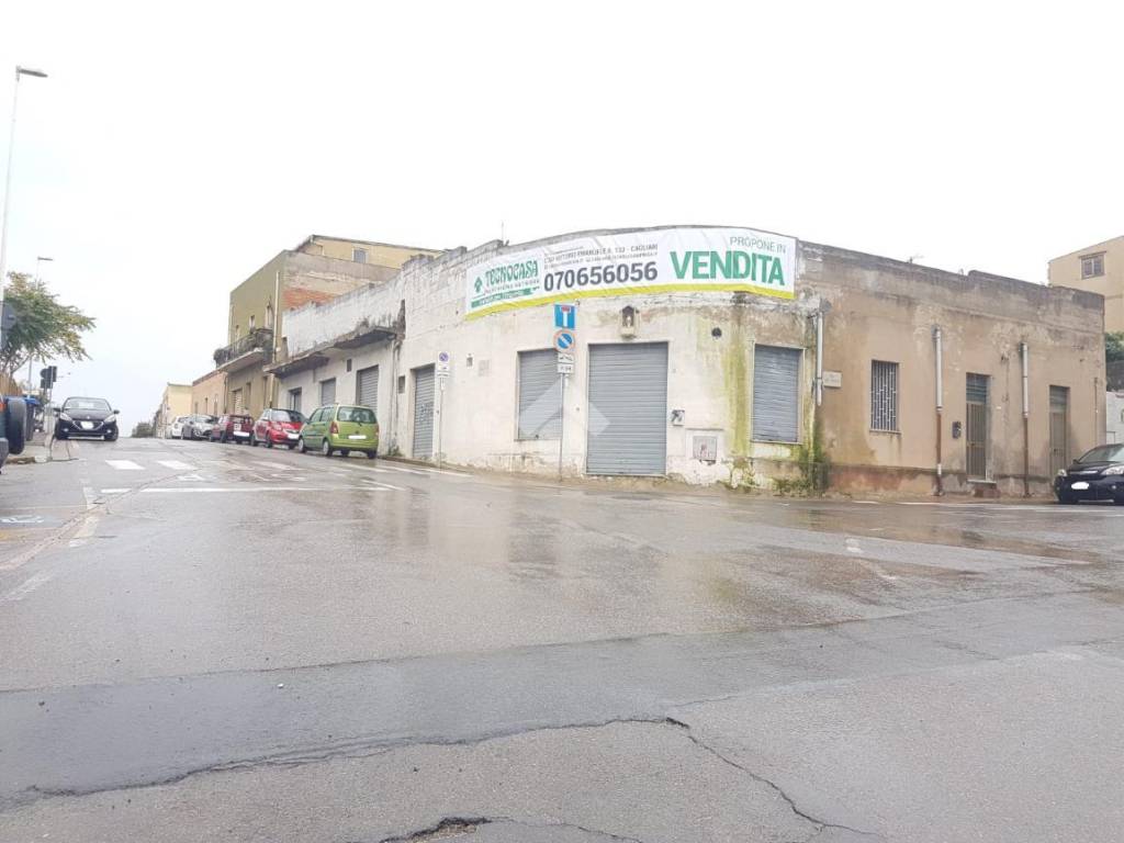 negozio in vendita a Cagliari in zona Pirri
