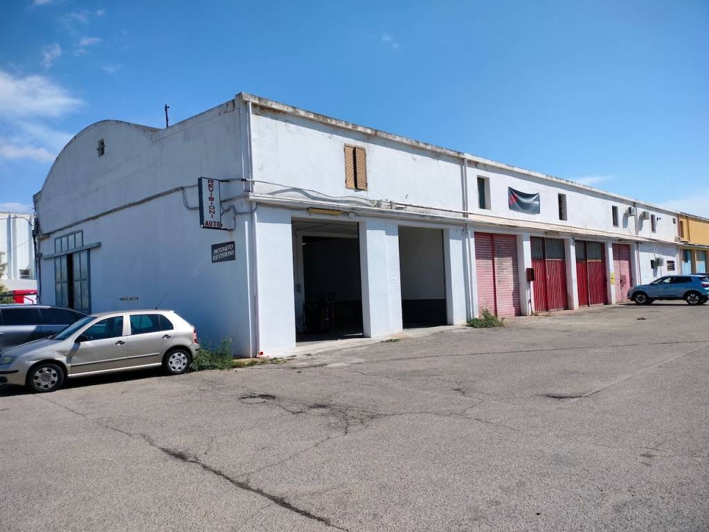 locale commerciale in vendita a Cagliari in zona Sant'Avendrace
