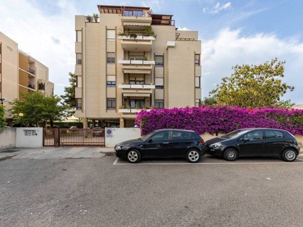 negozio in vendita a Cagliari in zona Monreale