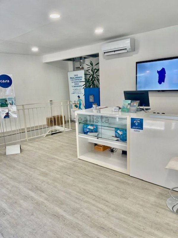 locale commerciale in vendita a Cagliari