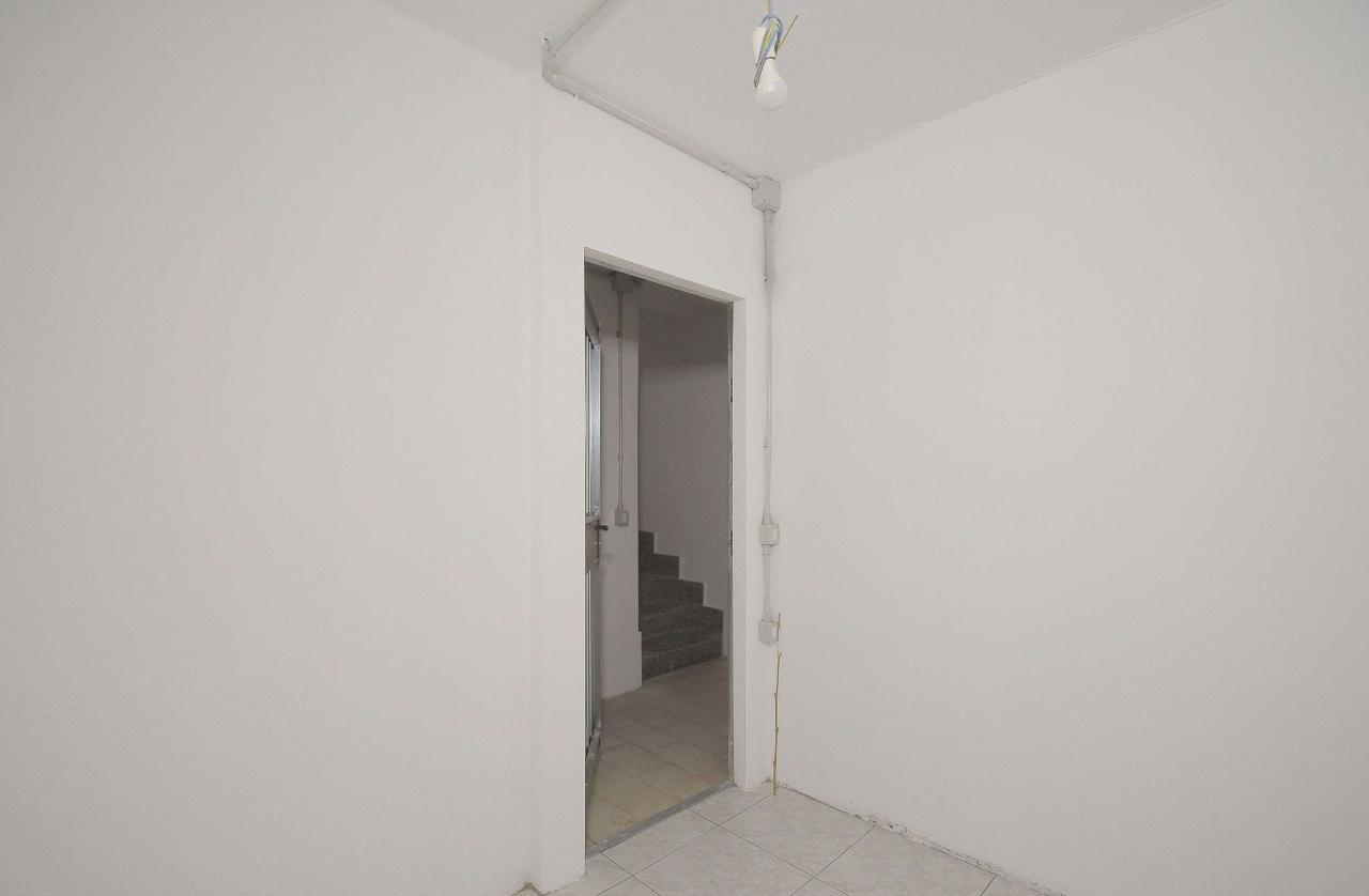 negozio in vendita a Cagliari in zona Pirri
