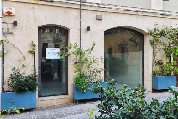 locale commerciale in vendita a Cagliari in zona Villanova