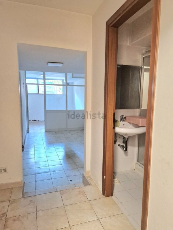 ufficio in vendita a Cagliari in zona Genneruxi