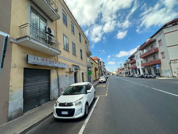 negozio in vendita a Cagliari in zona Pirri