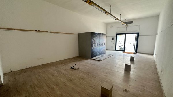 negozio in vendita a Cagliari in zona Pirri