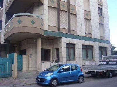 ufficio in vendita a Cagliari in zona Genneruxi