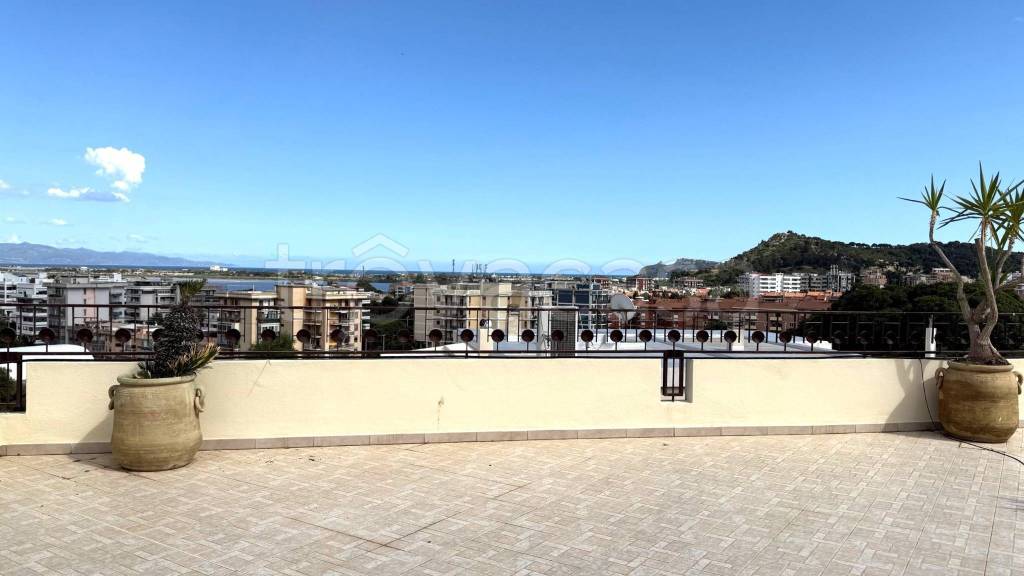 appartamento in vendita a Cagliari in zona Genneruxi