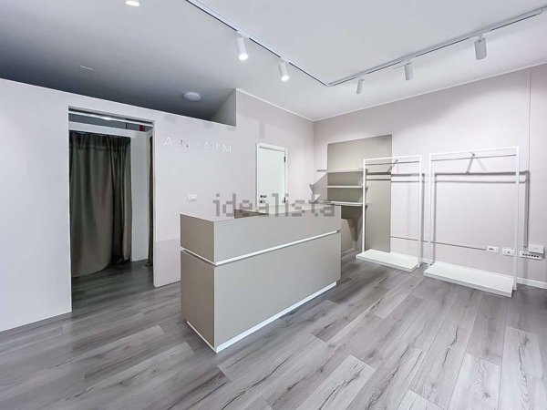 negozio in vendita a Cagliari in zona Villanova