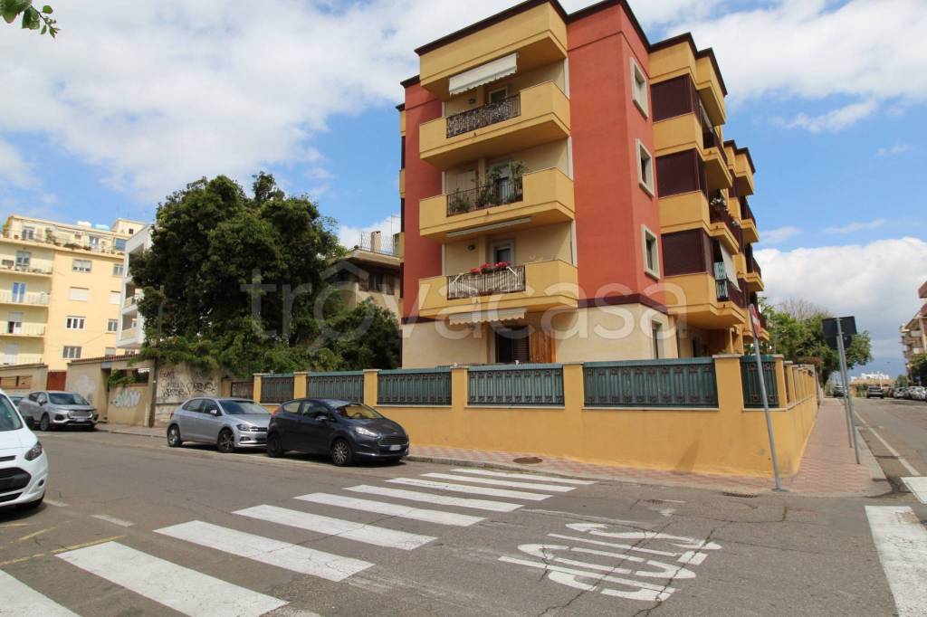 negozio in vendita a Cagliari in zona Genneruxi