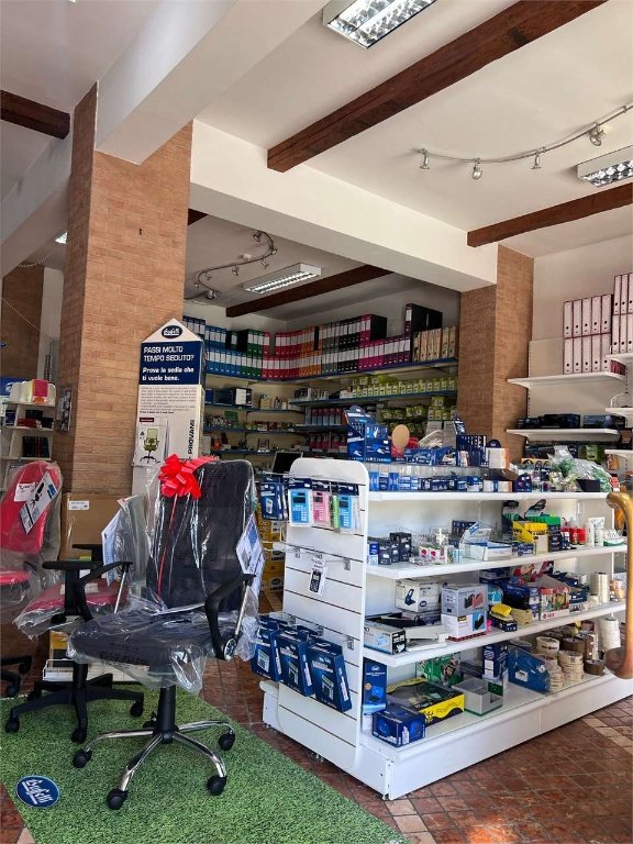 negozio in vendita a Cagliari in zona Pirri