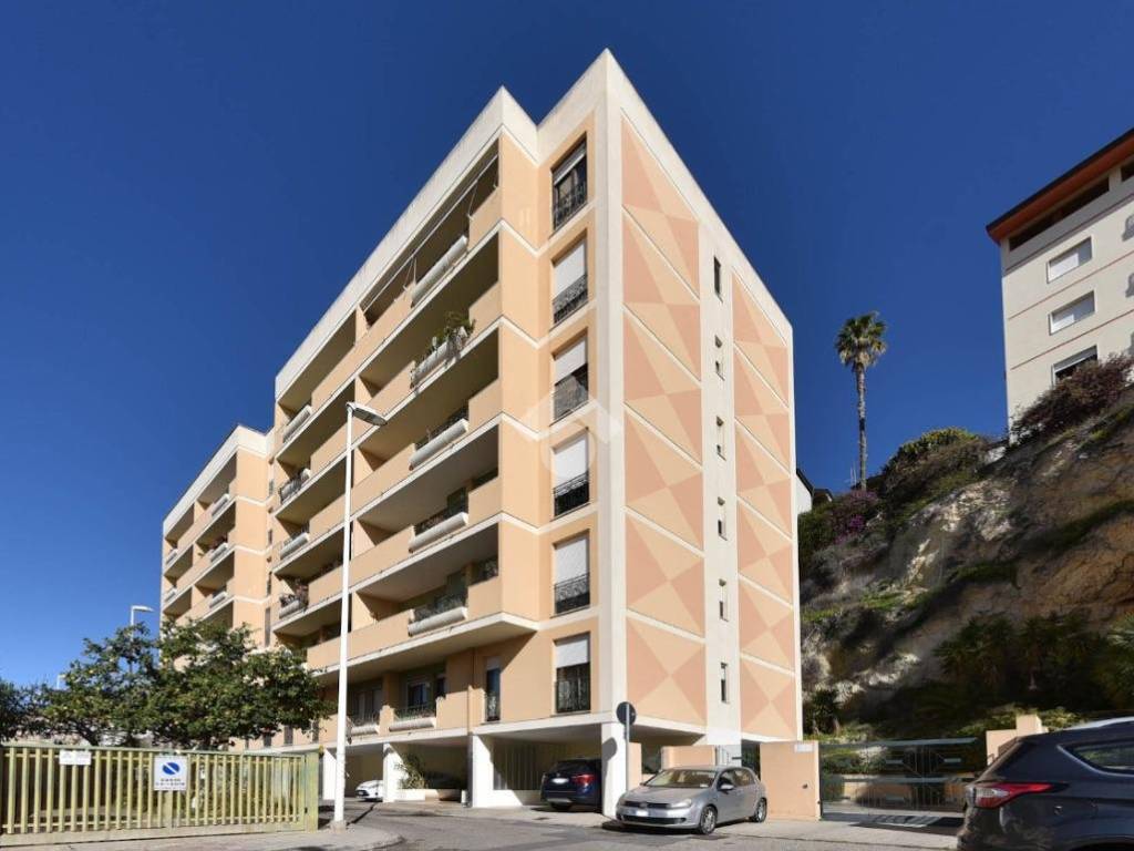 appartamento in vendita a Cagliari in zona Bonaria