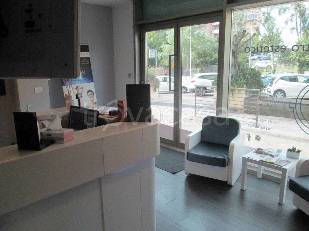 negozio in vendita a Cagliari in zona Tuvixeddu/Tuvumannu