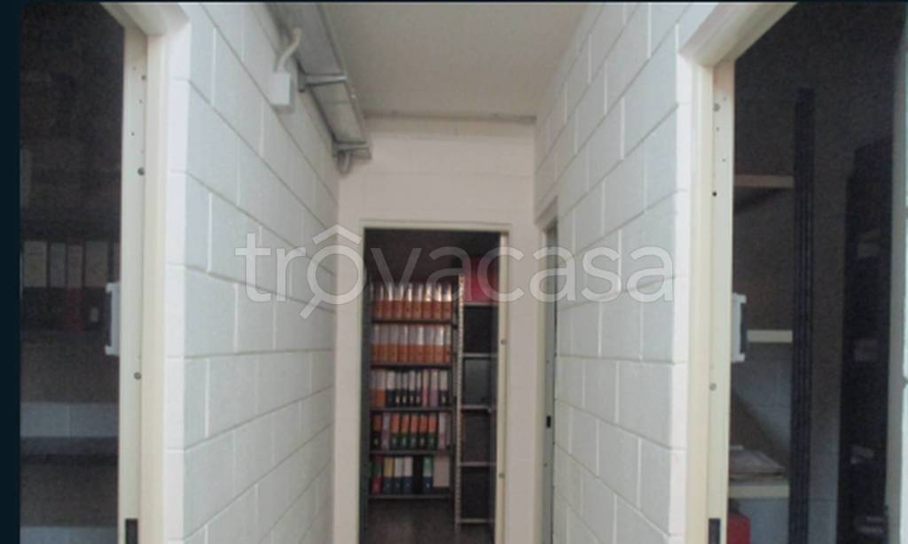locale commerciale in vendita a Cagliari in zona Tuvixeddu/Tuvumannu