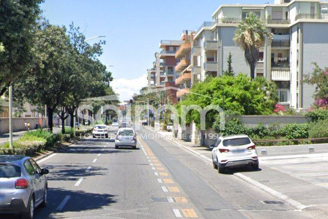 negozio in vendita a Cagliari in zona Poetto/Marina Piccola