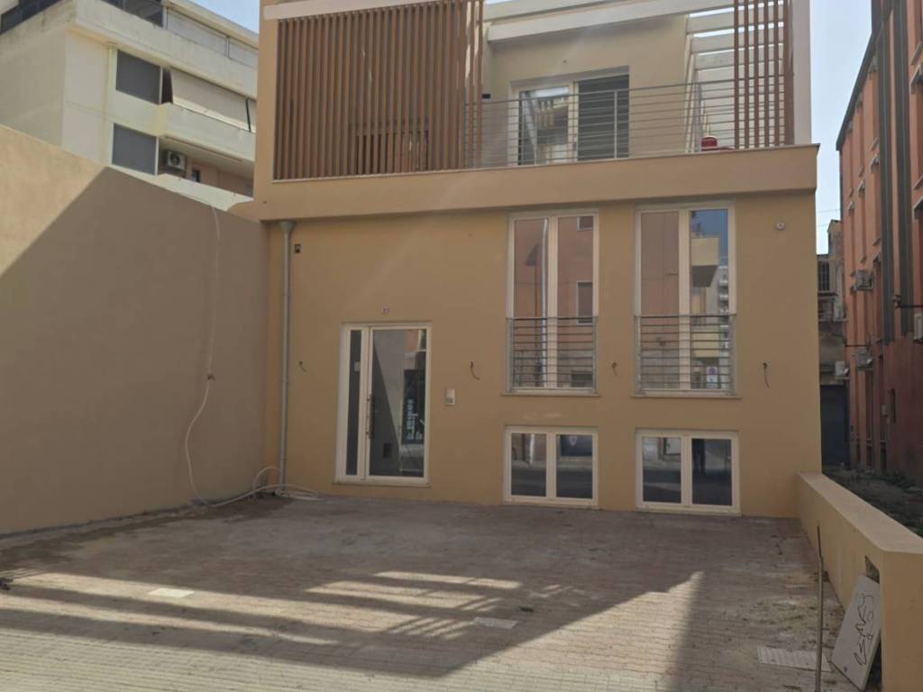negozio in vendita a Cagliari in zona Bonaria