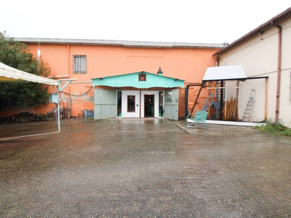 locale commerciale in vendita a Cagliari in zona Sant'Avendrace