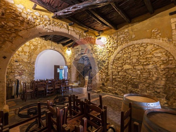 negozio in vendita a Cagliari in zona Villanova