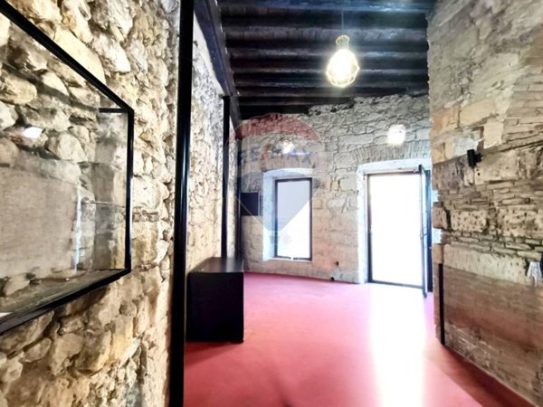 negozio in vendita a Cagliari in zona Villanova