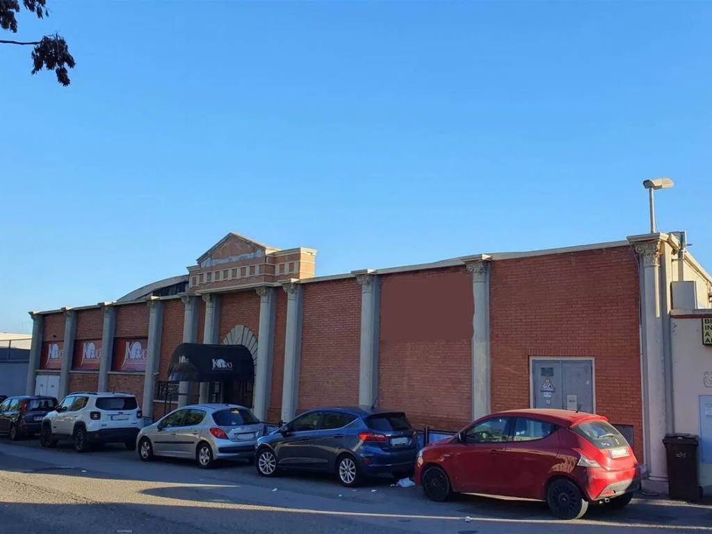 locale commerciale in vendita a Cagliari in zona Sant'Avendrace