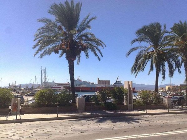 negozio in vendita a Cagliari in zona Marina