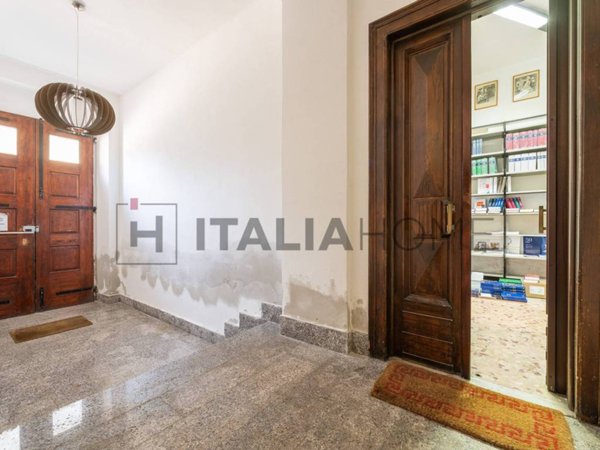 negozio in vendita a Cagliari in zona Tribunale