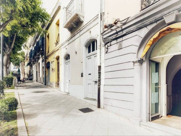 negozio in vendita a Cagliari in zona Marina