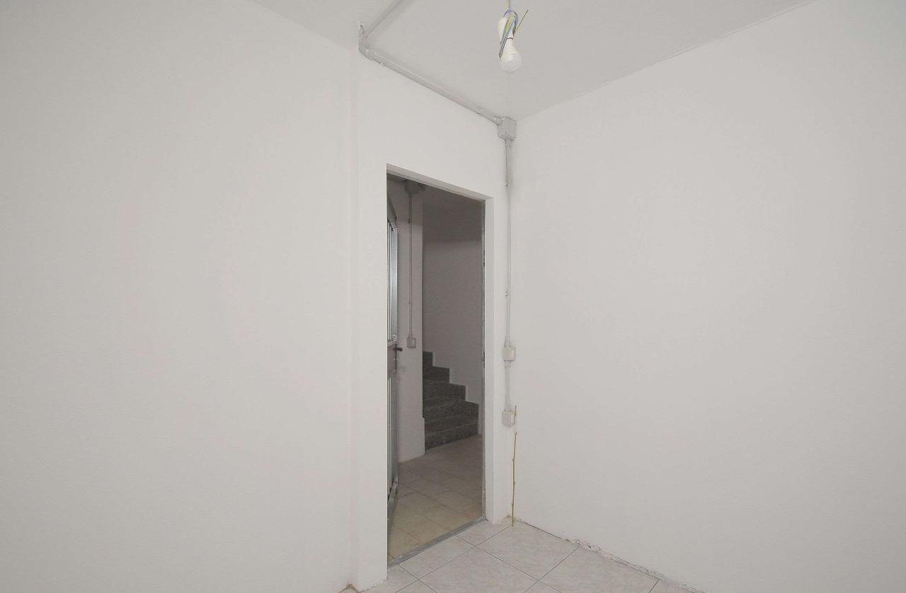 negozio in vendita a Cagliari in zona Pirri
