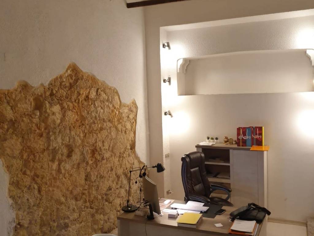 ufficio in vendita a Cagliari in zona Villanova