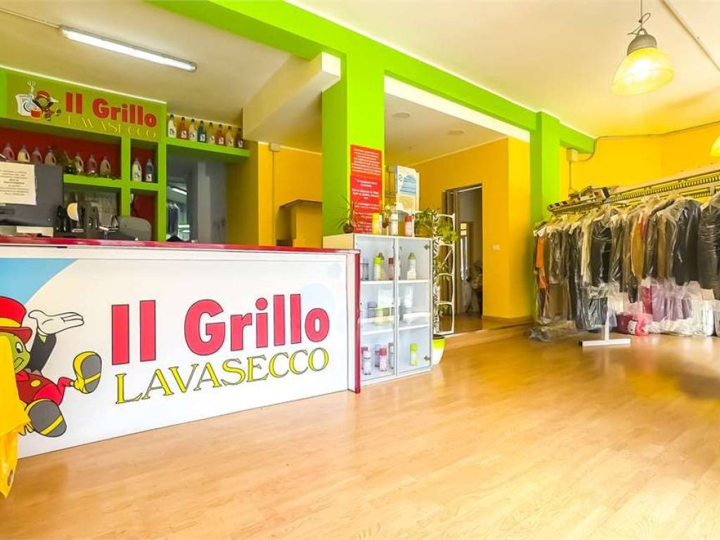 negozio in vendita a Cagliari in zona Genneruxi