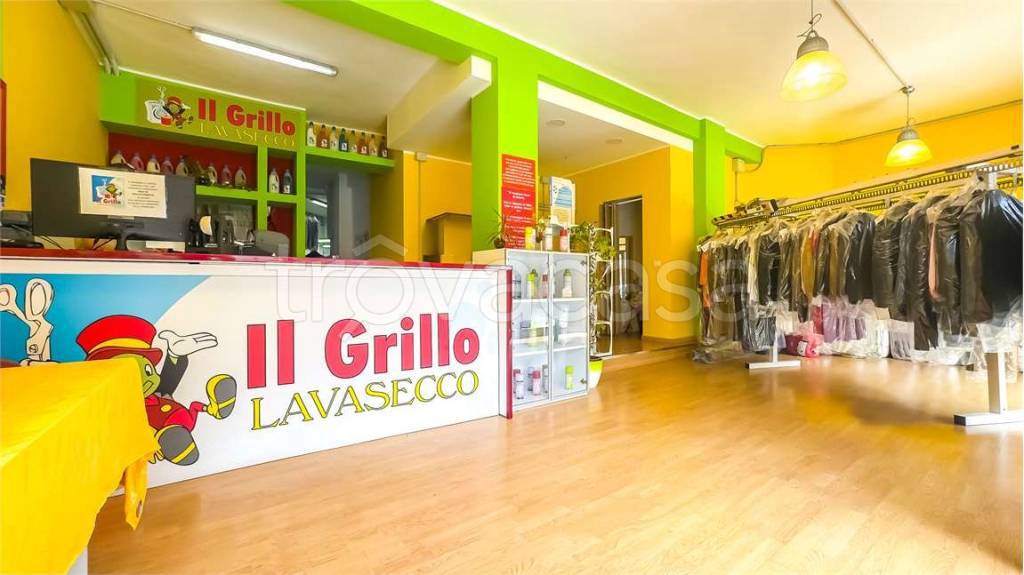 negozio in vendita a Cagliari in zona Genneruxi