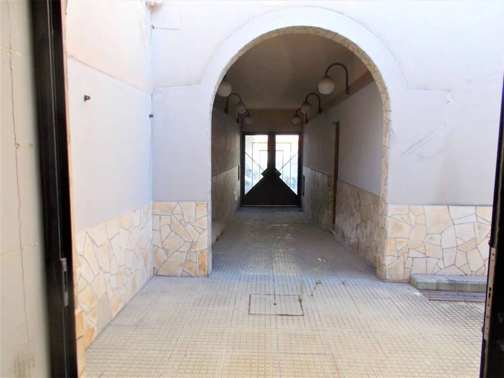 negozio in vendita a Cagliari in zona Pirri