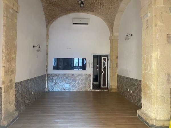 locale commerciale in vendita a Cagliari