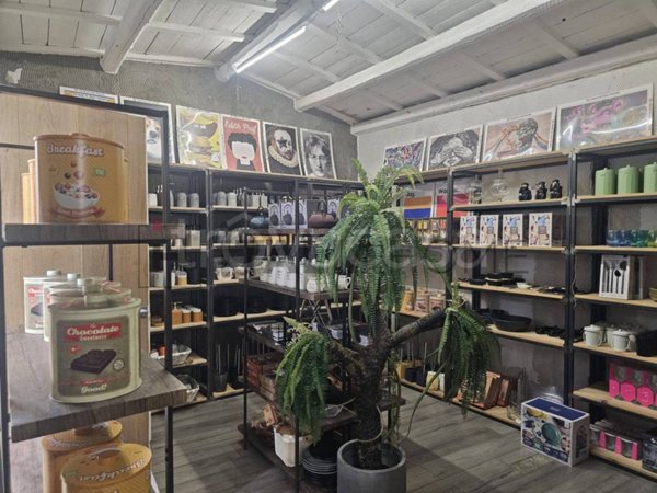negozio in vendita a Cagliari in zona Villanova