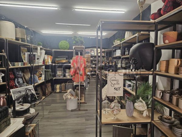 negozio in vendita a Cagliari in zona Villanova