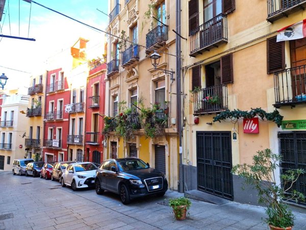 negozio in vendita a Cagliari in zona Marina