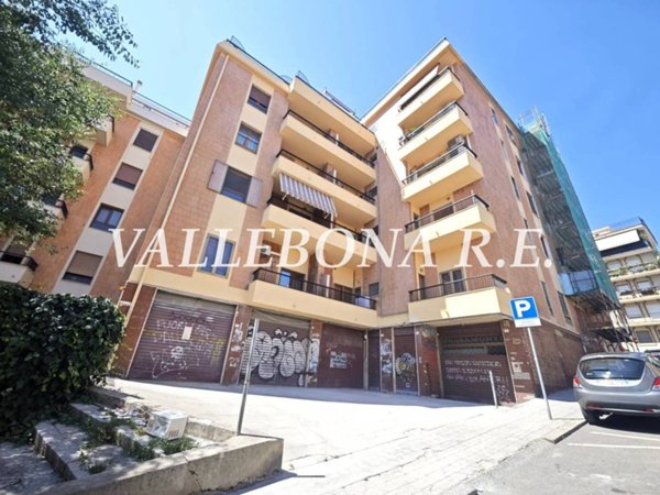 negozio in vendita a Cagliari in zona Villanova