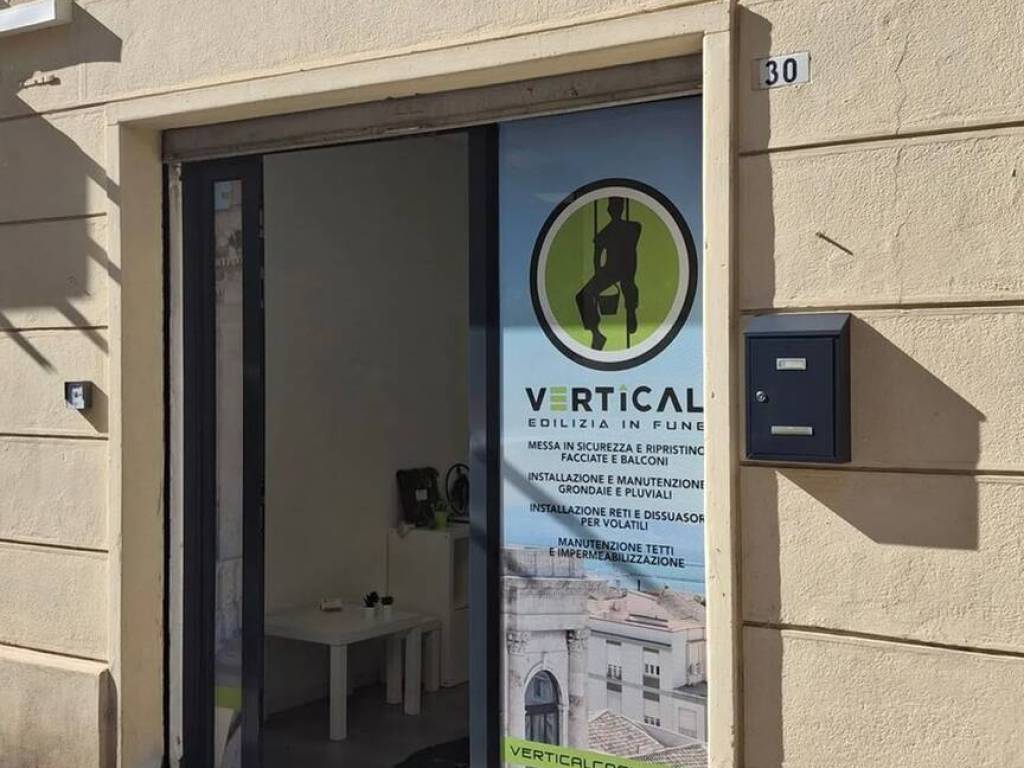 negozio in vendita a Cagliari in zona Genneruxi